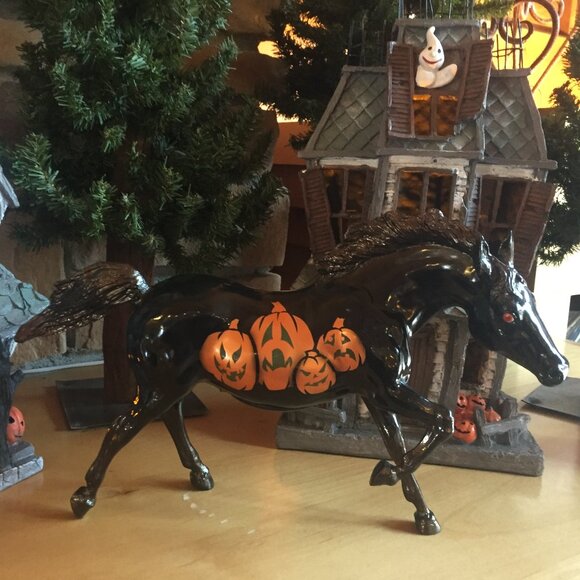 MINT Breyer Retired Limited Edition Halloween Horse Series: 2006 “Illuminati” - Picture 4 of 14